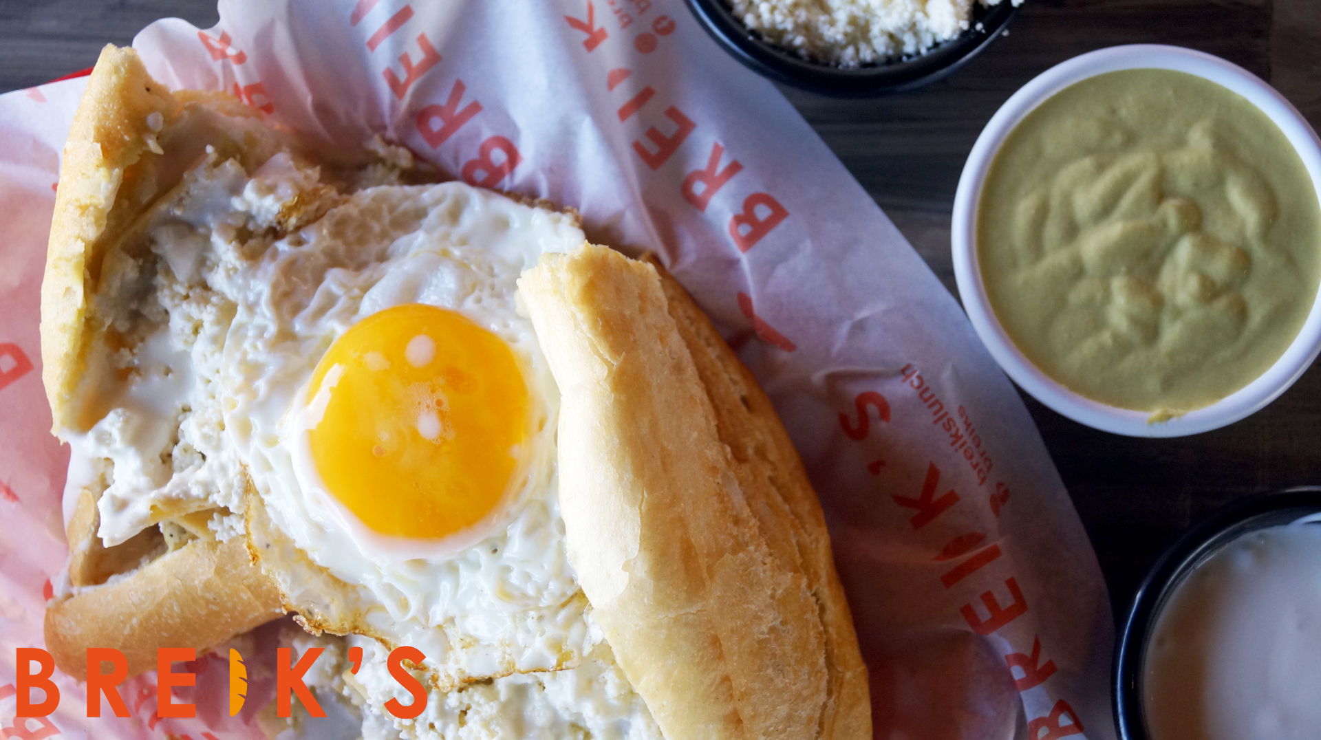 Baguette con huevo estrellado, queso fresco y salsas