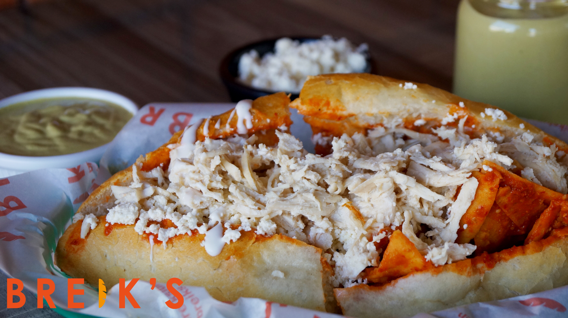 Baguette de chilaquiles rojos con crema y queso fresco