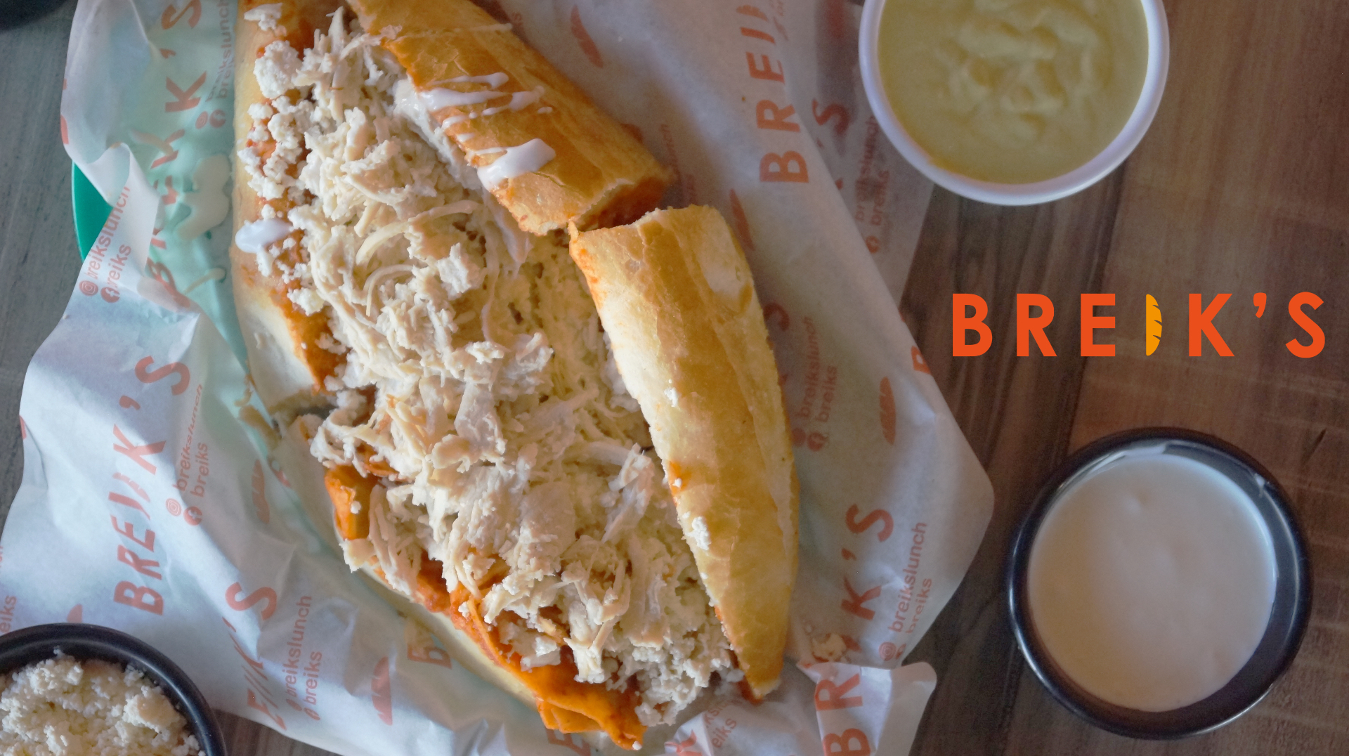 Baguette de chilaquiles rojos con pollo deshebrado y queso